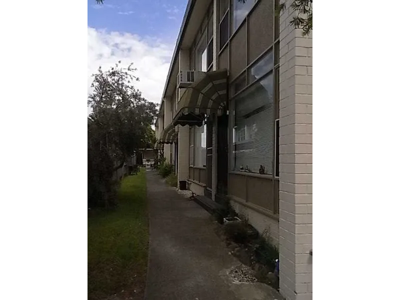 WALK TO STATION AND SHOPS