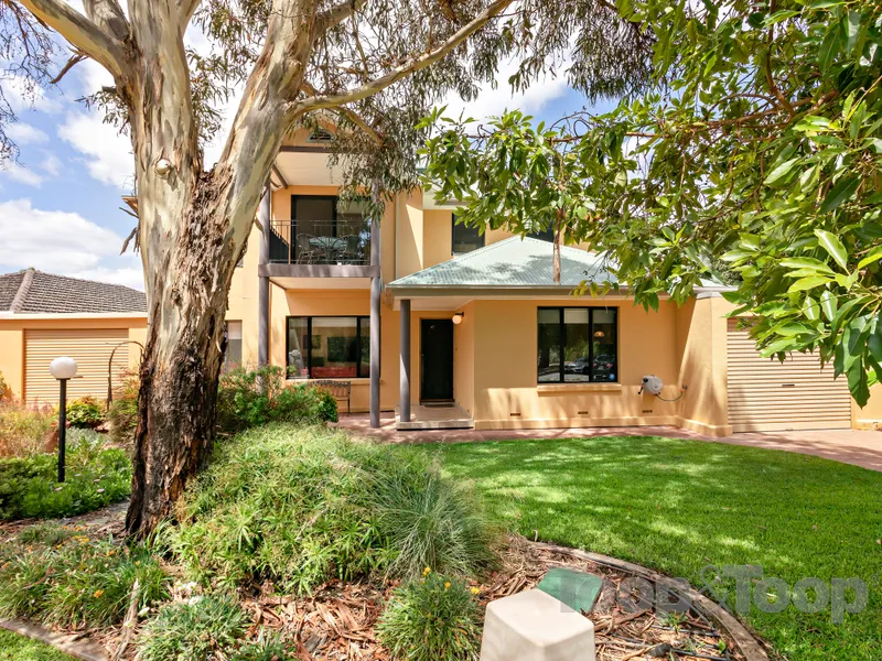 Perfectly positioned in a peaceful tree-lined drive, this grand Greenglade residence is set to impress!