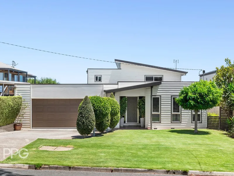 Immaculate Family Entertainer With Bay Views!