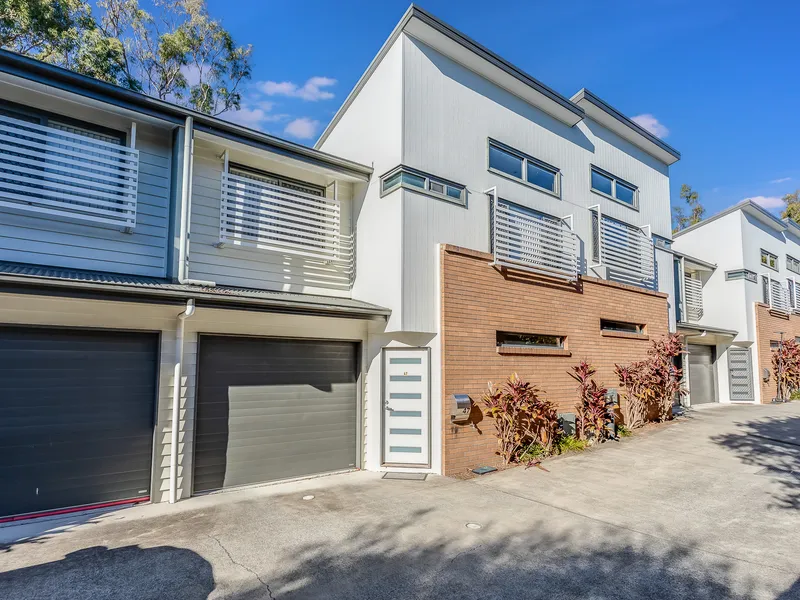 Charming and Spacious Townhouse, Vacant and Move in ready!