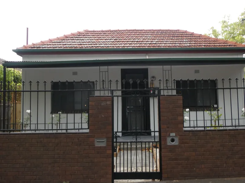 Spacious 6-bedroom family home, 2 entrances Bendigo St and Murray St