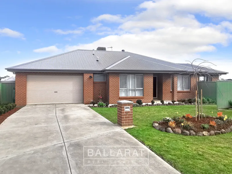 STUNNING FAMILY HOME ON A LARGE BLOCK WITH MAGNIFICENT VIEWS IN HIGHLY SOUGHT-AFTER MINERS REST