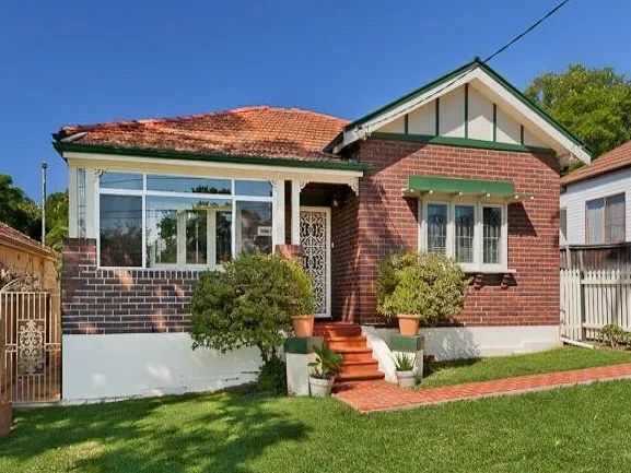 Neat & Tidy 3 Bedroom Free Standing Home!