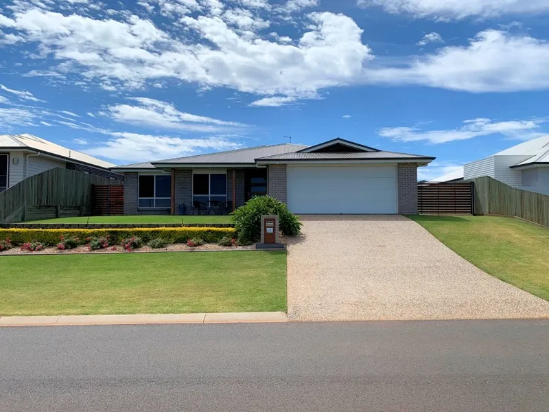 Spacious family home - Minutes to Shopping