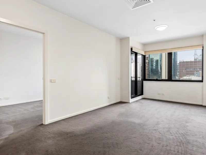 SPACIOUS LIVING WITH BALCONY & VIEWS.