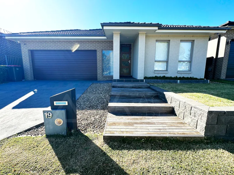 STUNNING FOUR BEDROOM HOUSE WITH DOUBLE GARAGE FOR LEASE