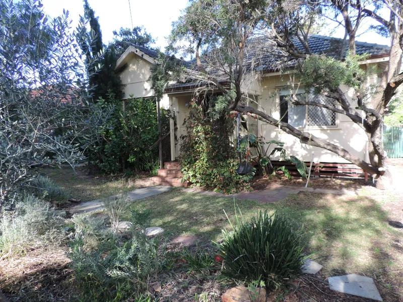 VERY OLD HOUSE ON 728M2 BLOCK