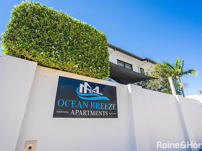 TOP FLOOR and Walking Distance to Everything  