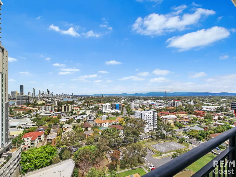 SOUTHPORT CENTRAL CBD APARTMENT WITH GREAT RENT AND VIEWS!!