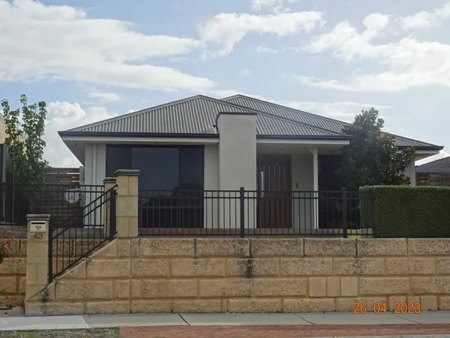 QUALITY IN AVELEY - IMMACULATE 3X2 + STUDY IN A GREAT LOCATION