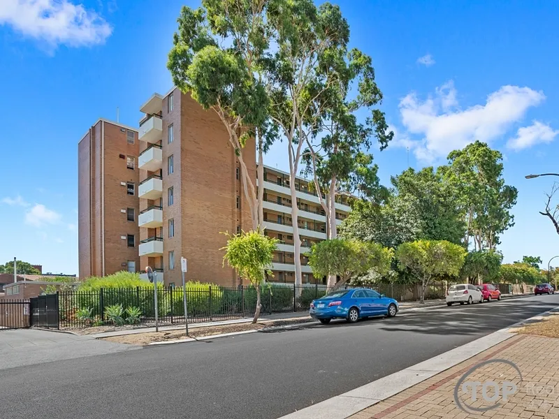 UNFURNISHED GROUND FLOOR UNIT IN GREAT LOCATION!