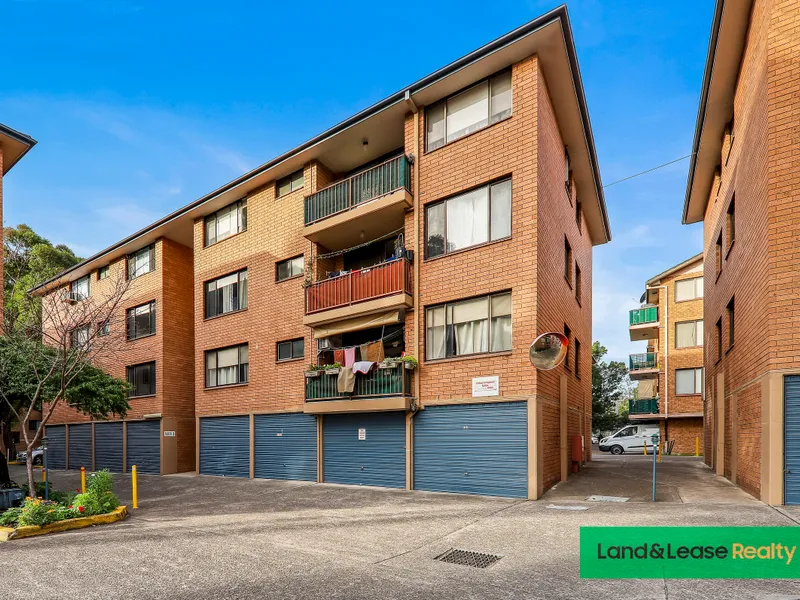 NEWLY UPDATED 2 BEDROOM UNIT WITH LOCK UP GARAGE!