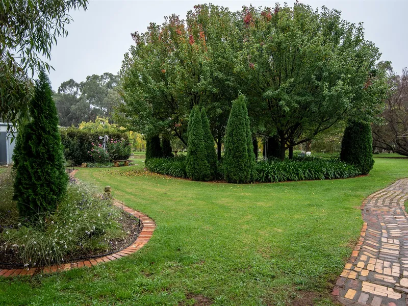 INVESTMENT OPPORTUNITY OR LIFESTYLE. 5 ACRES (approx). PRISTINE PRESENTATION. 3.7 KMS KYABRAM CBD.