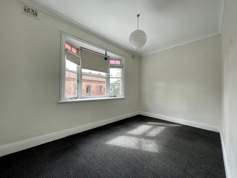 FIRST FLOOR FLAT ABOVE SHOP ON KING STREET SOUTH END