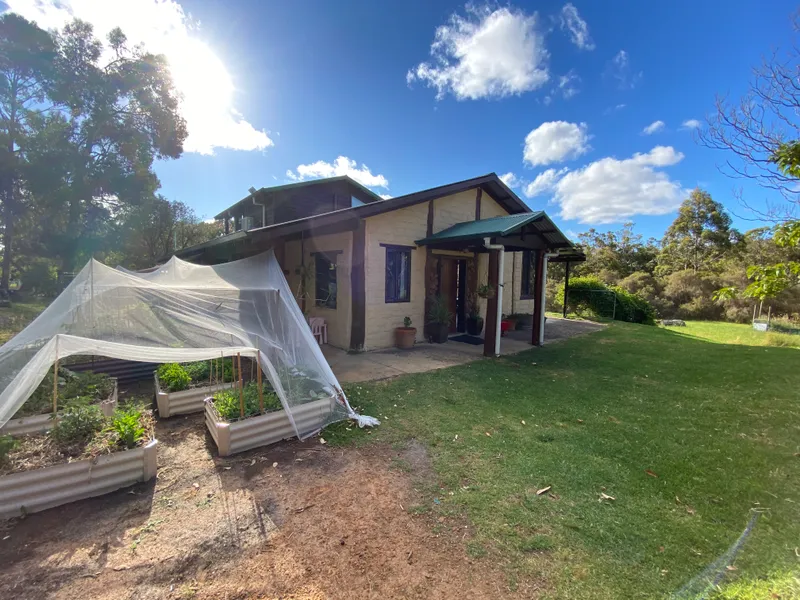 Beautiful Rural Lifestyle Hideaway, Nestled in the Trees