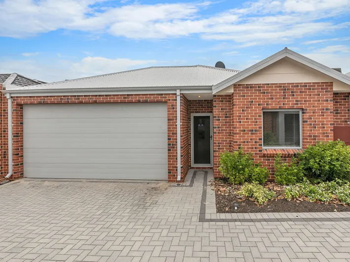 LEASE PENDING - HARRINGTON WATERS ESTATE!