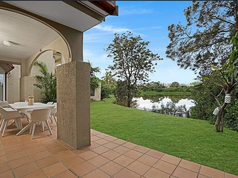 CONTEMPORARY SINGLE LEVEL VILLA – EMERALD LAGOON ESTATE