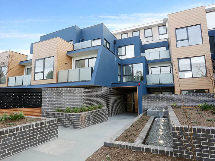 MODERN APRTMENT WITH PRIVATE COURTYARD!