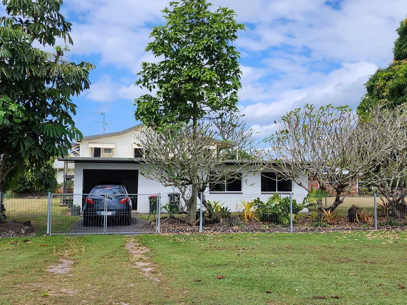 Charming 3 bedroom highset beach house on large 1/2 acre block