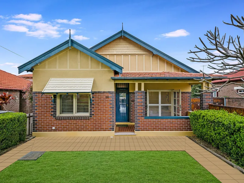 Neat Bungalow Perfect for Family Living