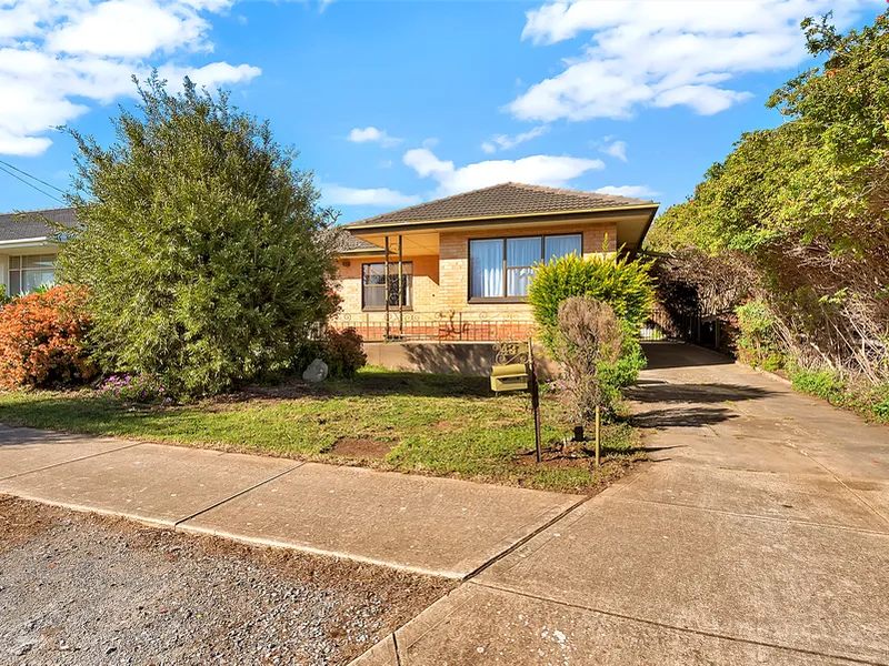 FABULOUS LOCATION – POSSIBLE SUBDIVISION-702M2 BLOCK-EASY TO RENT-MASSIVE GARAGE