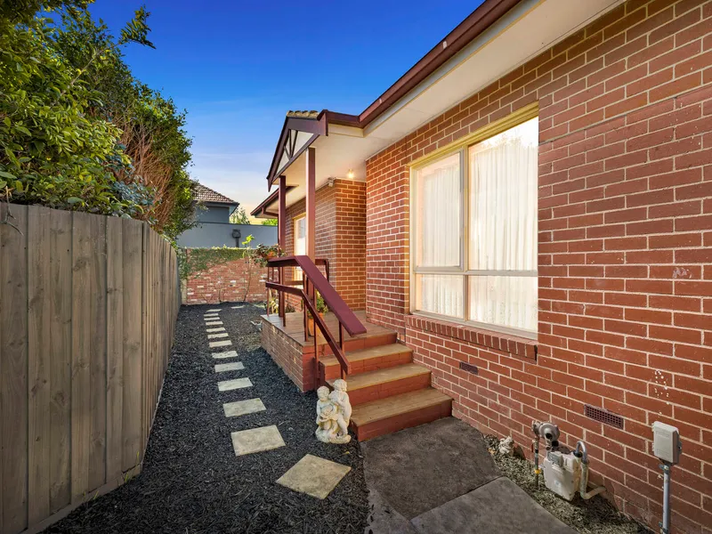 Immaculate Freestanding Villa In Allnutt Park Precinct