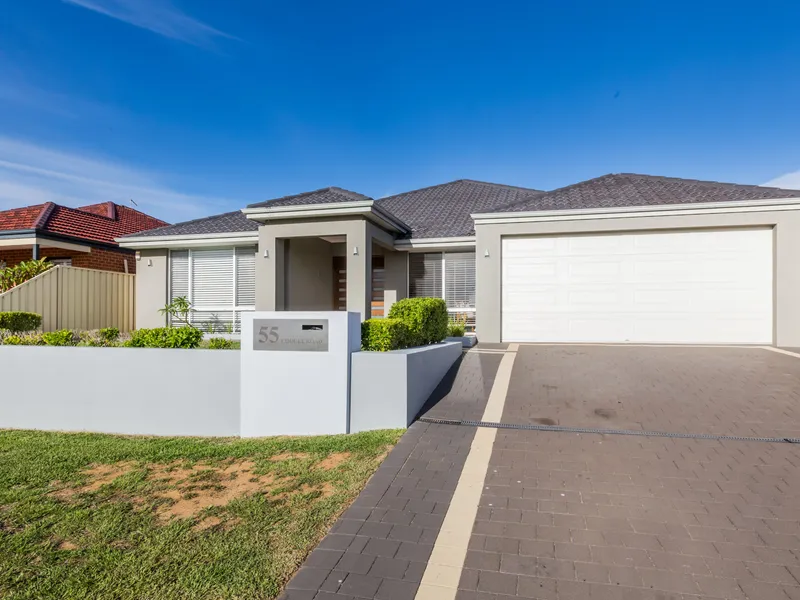 IMMACULATE, SPACIOUS, PARKSIDE!