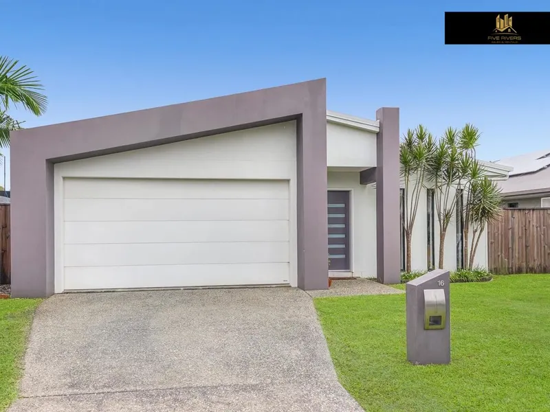 FAMILY LIVING AT THE BEACHES - SIDE ACCESS