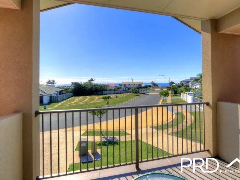 FAMILY HOME - OCEAN VIEWS & WALK TO BEACH 