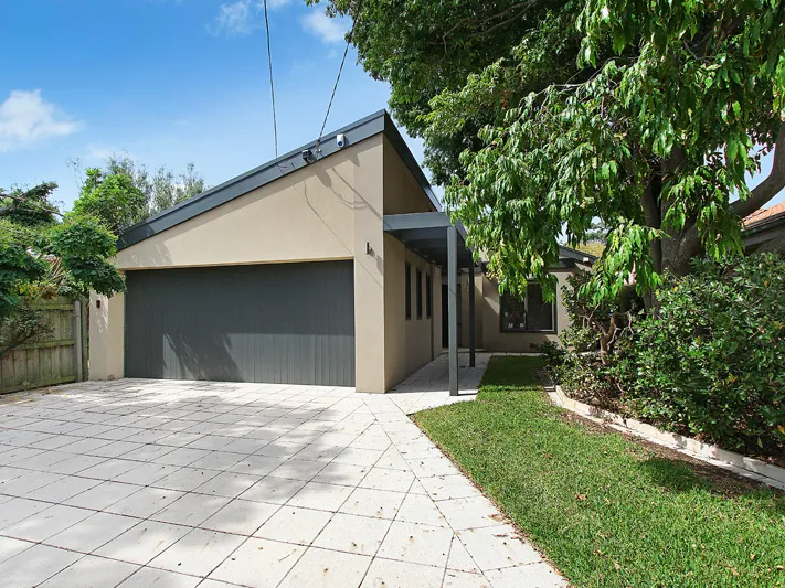 Perfectly sized gardens, perfect light and space and the perfect beachside position !