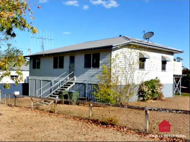 LARGE FAMILY HOME ONLY ONE STREET OFF MAIN STREET