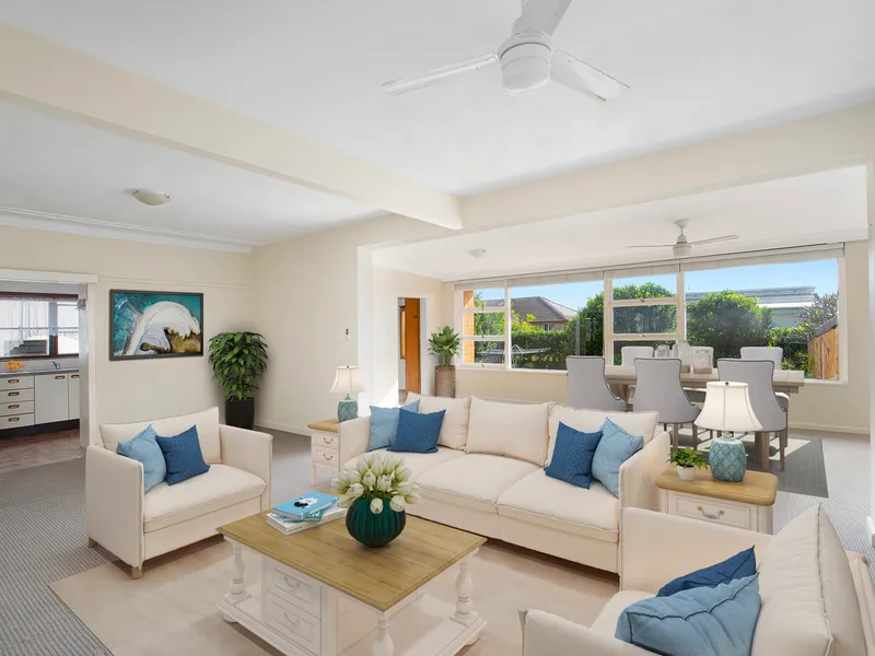 Versatile Home in Blue-Ribbon Headland Setting 