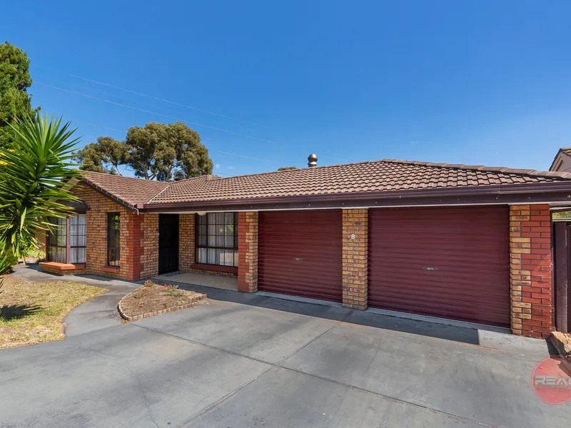 LARGE FAMILY HOME, MULTIPLE LIVING AREAS, BEDROOMS AND FLEXIBLE FLOORPLAN WITH ENTERTAINMENT AREA!