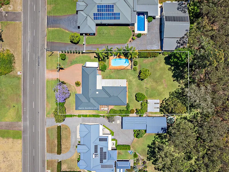 Private Family Oasis Spanning over 2000m2 of Land!