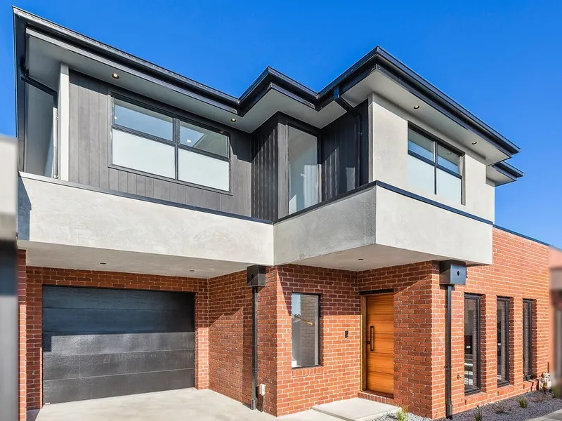 BEAUTIFUL CONTEMPORARY TOWNHOUSE IN SUNSHINE NORTH!