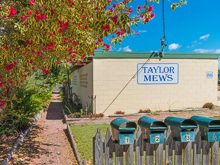 COMFORTABLE AND AFFORDABLE- BE CLOSE TO EVERYTHING!