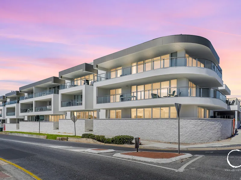 TOP FLOOR APARTMENT FOR PREMIUM COASTAL LIVING