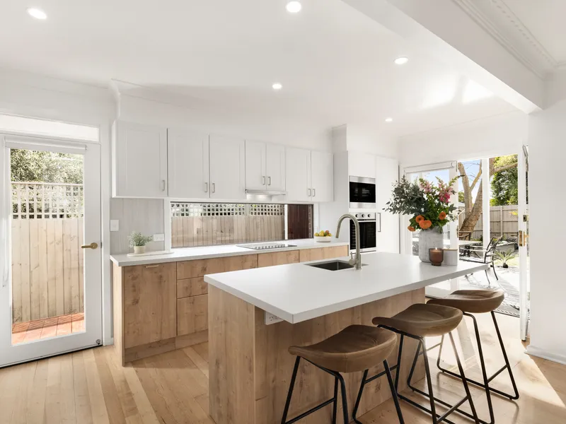 Stunning renovation with spacious garden!