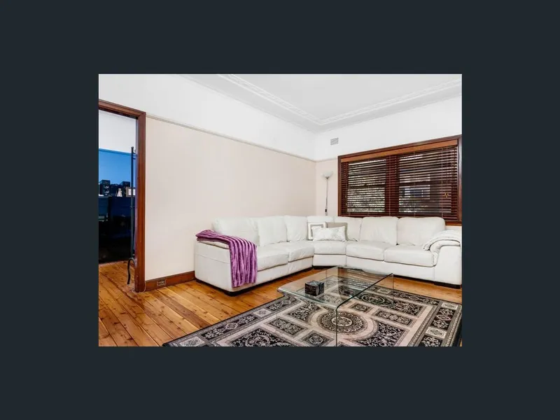 Roseville three bedroom unit close to train station for lease