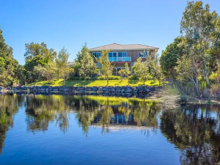 EXCLUSIVE RESIDENCE OVERLOOKING THE PRESTIGIOUS FIRST GREEN