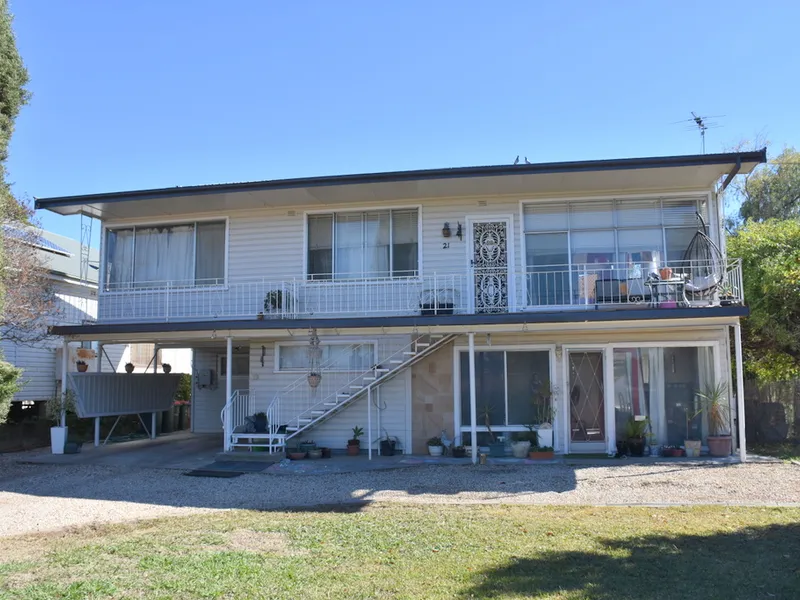 HOUSE WITH GRANNY FLAT DOWNSTAIRS