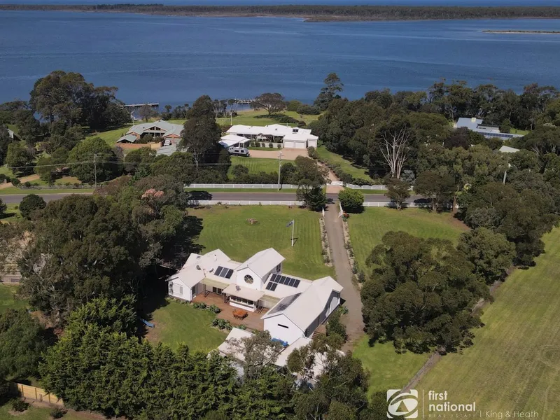 LAKESHORE LIFESTYLE WITH JETTY BERTH