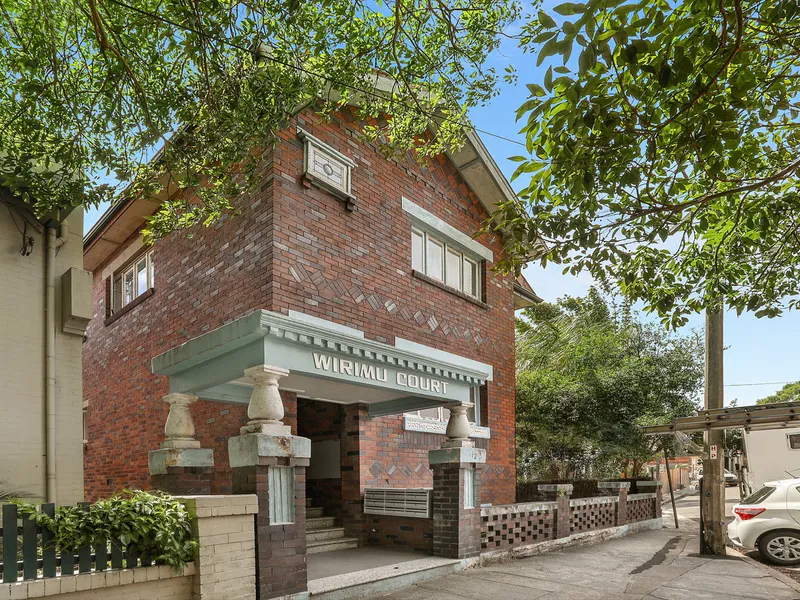 Freshly painted Art Deco apartment with study and fabulous view