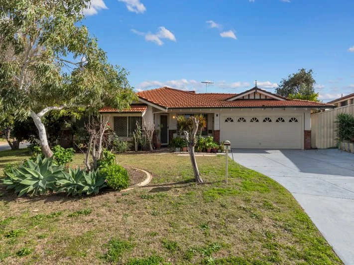 TRANQUIL GARDENS & OUTSTANDING ENCLOSED ENTERTAINING AWAITS - BE UP AND ARMS FOR THIS FRESHLY PAINTED 4X2 ON ARMISTICE!