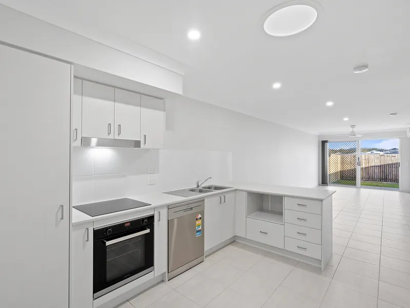 MUST SEE, STUNNING BRAND NEW 3 BEDROOM DUPLEX WITH SPACIOUS YARD & AIR CONDITIONING!