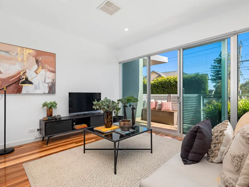 BEACHSIDE LIVING WITH URBAN FEEL