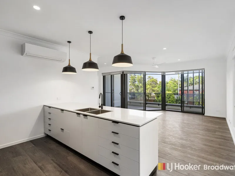 Modern, Sleek & Spacious...100 meters to the Broadwater