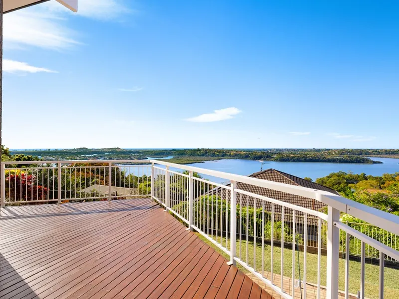 Unique two storey property with pool & stunning views!