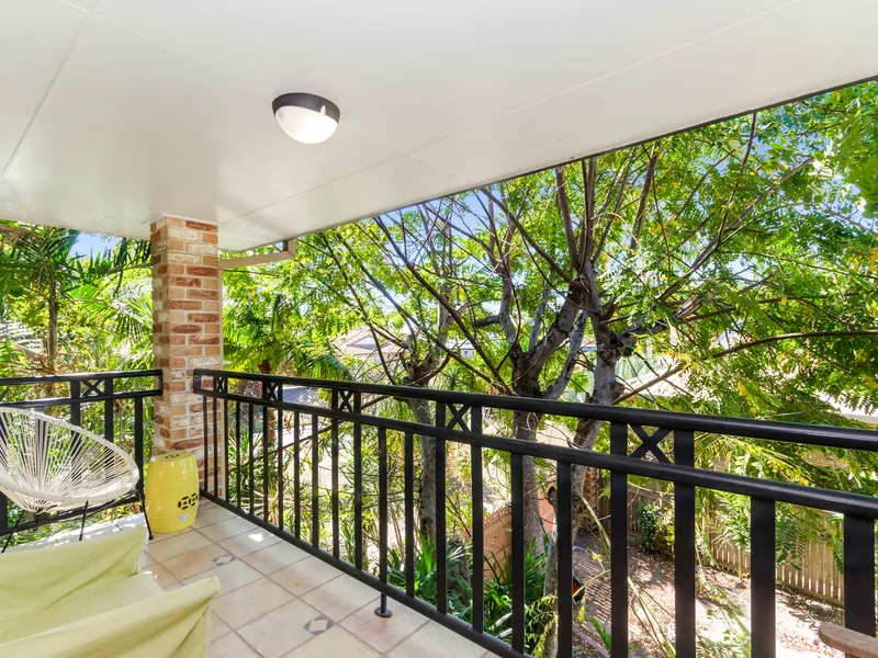 HUGE FAMILY RESIDENCE IN ANNANDALE WITH SEPARATE REAR SHED.