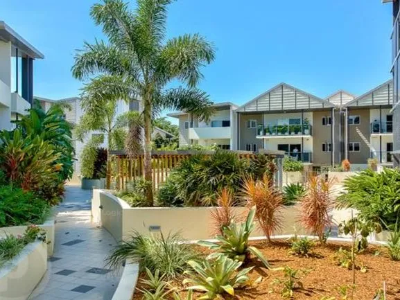 Stylish apartment in boutique complex - HUGE RETURN @ $375 PER WEEK